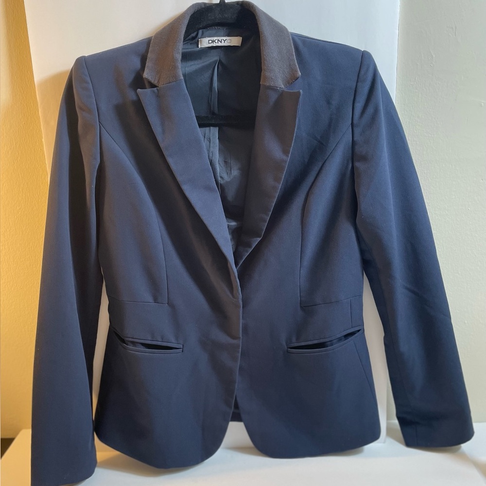 Gently worn navy DKNY blazer size 4